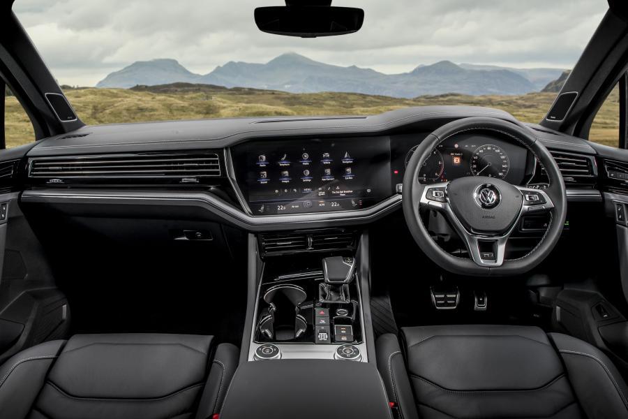 Торпедо Volkswagen Touareg R-Line Black Edition 2019 года  (UK) (фото 9 из 24)